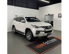 TOYOTA HILUX SW4 2.8 SRX 4X4 7 LUGARES 16V TURBO INTERCOOLER DIESEL 4P AUTOMÁTICO TOYOTA HILUX SW4 2.8 SRX 4X4 7 LUGARES 16V TURBO INTERCOOLER DIESEL 4P AUTOMÁTICO