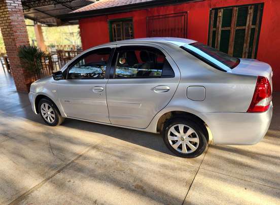 TOYOTA-ETIOS-1.5 XS SEDAN 16V FLEX 4P MANUAL TOYOTA-ETIOS-2013