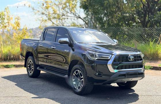 TOYOTA HILUX 2.8 D-4D TURBO DIESEL CD SRX 4X4 AUTOMÁTICO