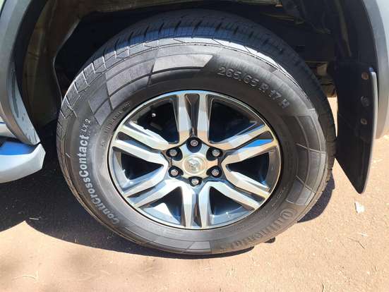 TOYOTA-HILUX SW4-2020