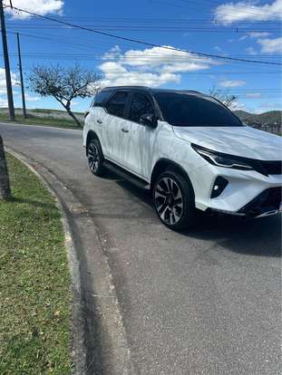TOYOTA-HILUX SW4-2024