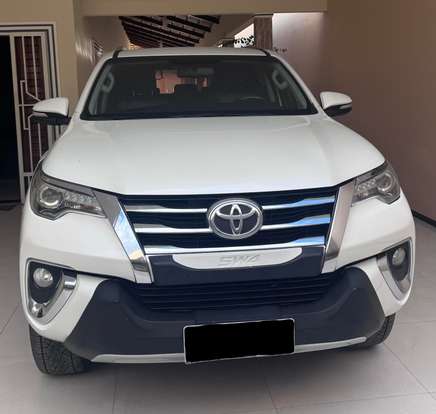 TOYOTA-HILUX SW4-2.8 SRX 4X4 7 LUGARES 16V TURBO INTERCOOLER DIESEL 4P AUTOMÁTICO TOYOTA-HILUX SW4-2017
