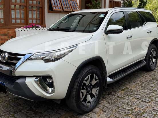 TOYOTA-HILUX SW4-2.8 SRX DIAMOND 4X4 7 LUGARES 16V TURBO INTERCOOLER DIESEL 4P AUTOMÁTICO TOYOTA-HILUX SW4-2018