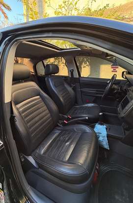 VOLKSWAGEN-POLO SEDAN-2012