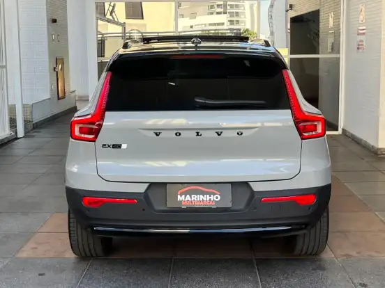 VOLVO-EX40-2025
