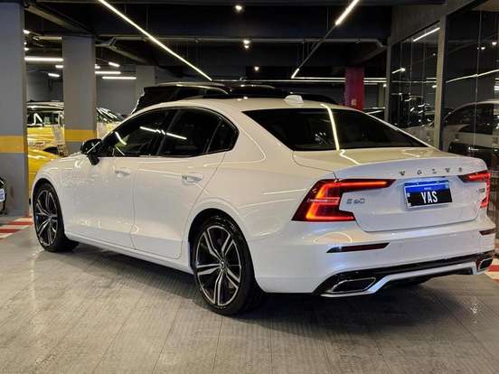 VOLVO-S60-2.0 T8 R-DESIGN HÍBRIDO 4P AUTOMÁTICO VOLVO-S60-2019