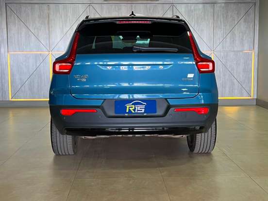 VOLVO-XC40-2022