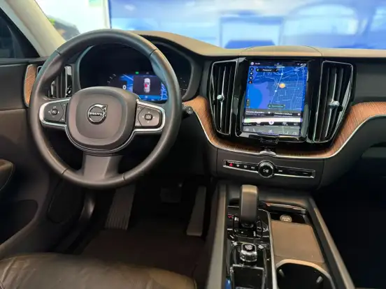 VOLVO-XC60-2023