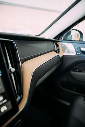 VOLVO-XC60-2025