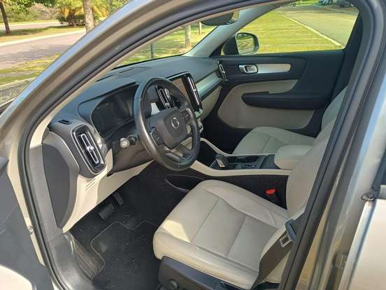 VOLVO-XC40-2020