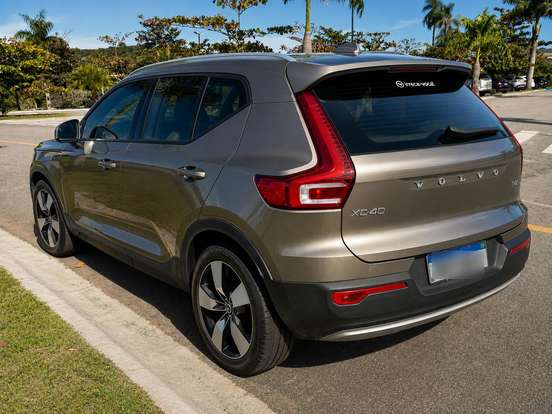 VOLVO-XC40-2020