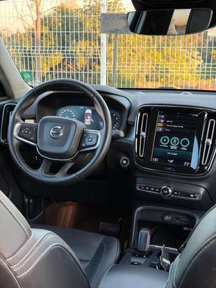 VOLVO-XC40-2019