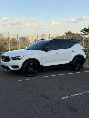 VOLVO-XC40-2019