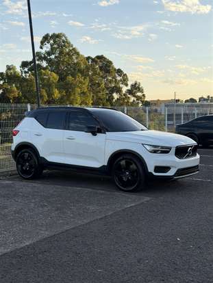 VOLVO-XC40-2019
