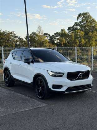 VOLVO-XC40-2019