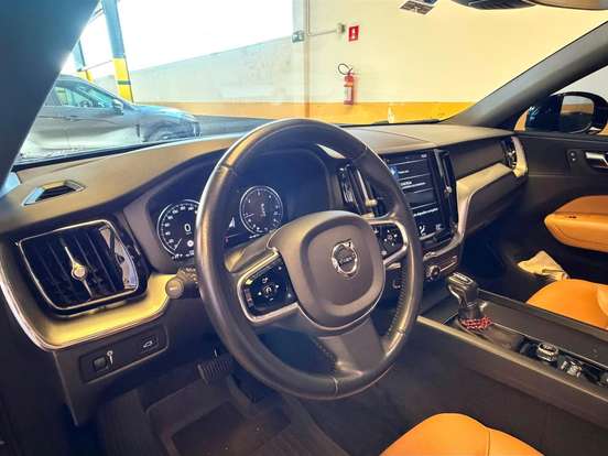 VOLVO-XC60-2.0 D5 DIESEL MOMENTUM AWD GEARTRONIC VOLVO-XC60-2019