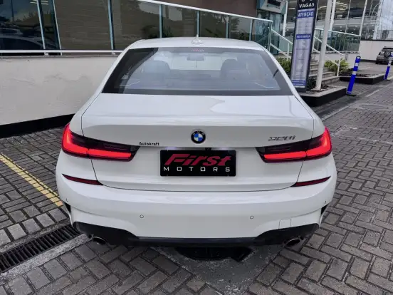 BMW-320i-2022