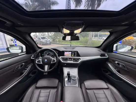 BMW-320i-2022