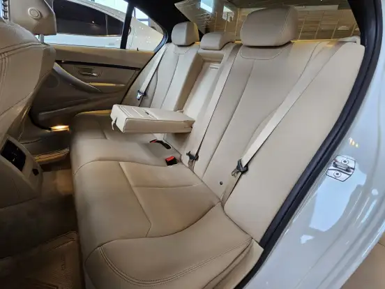 BMW-320i-2017