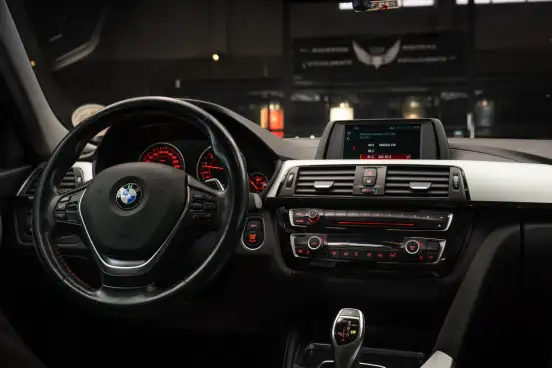 BMW-320i-2017