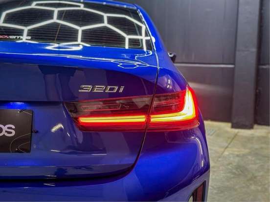BMW-320i-2023
