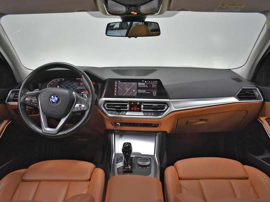 BMW-320i-2022