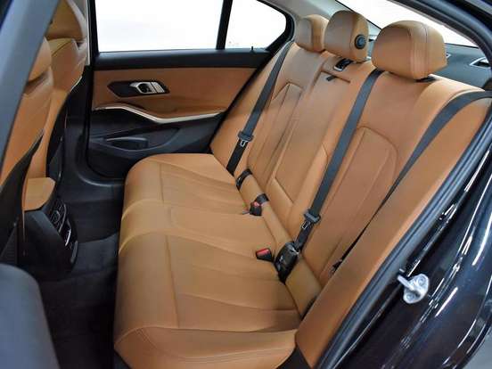 BMW-320i-2022