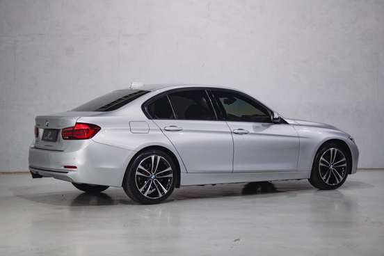 BMW-320i-2018
