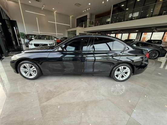 BMW-320i-2017