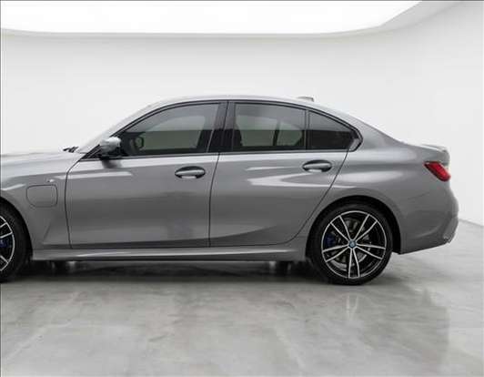 BMW-330e-2024