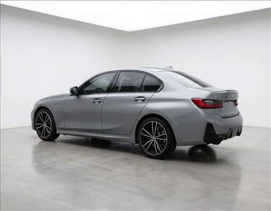 BMW-330e-2024
