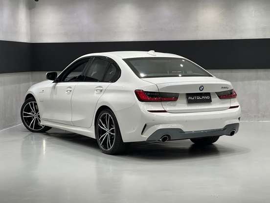 BMW-330e-2020