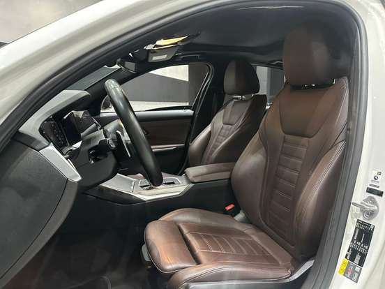 BMW-330e-2020