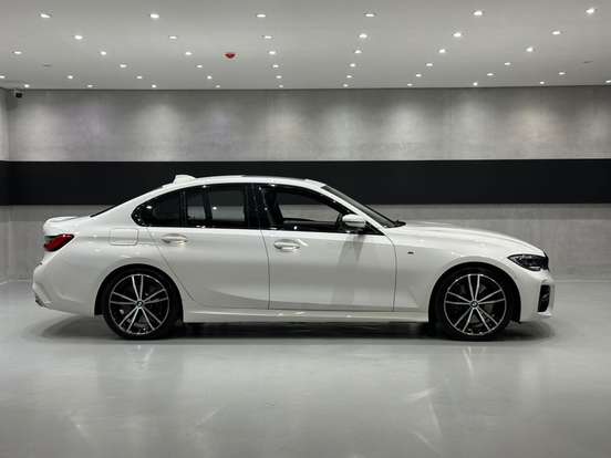 BMW-330e-2020