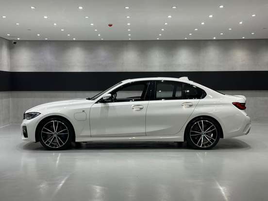 BMW-330e-2020