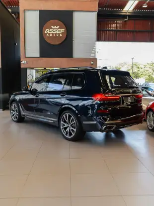 BMW-X7-2021