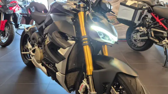 DUCATI STREETFIGHTER V4 S DUCATI STREETFIGHTER V4 S