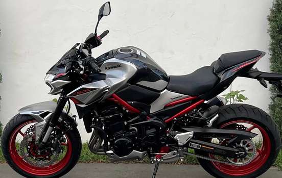 KAWASAKI-Z900-2023