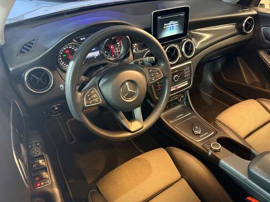 MERCEDES-BENZ-CLA 180-2018