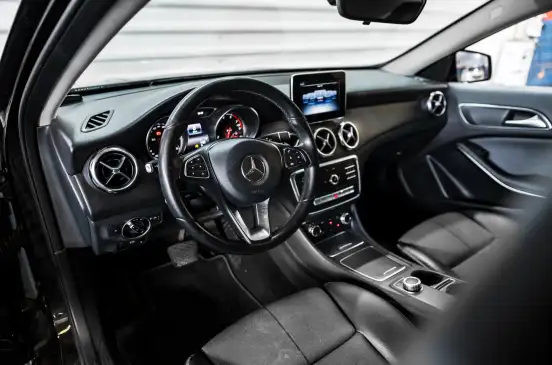 MERCEDES-BENZ-GLA 200-2018