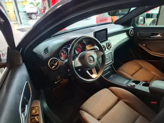 MERCEDES-BENZ-GLA 200-2017