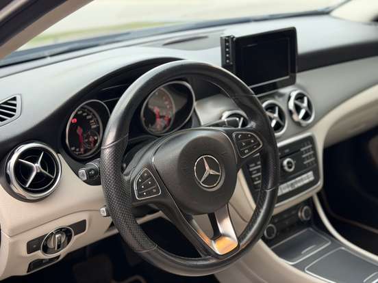 MERCEDES-BENZ-GLA 200-2019