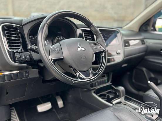 MITSUBISHI-OUTLANDER-2020
