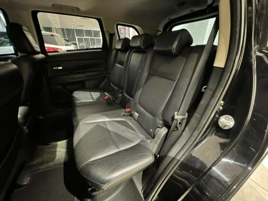 MITSUBISHI-OUTLANDER-2015