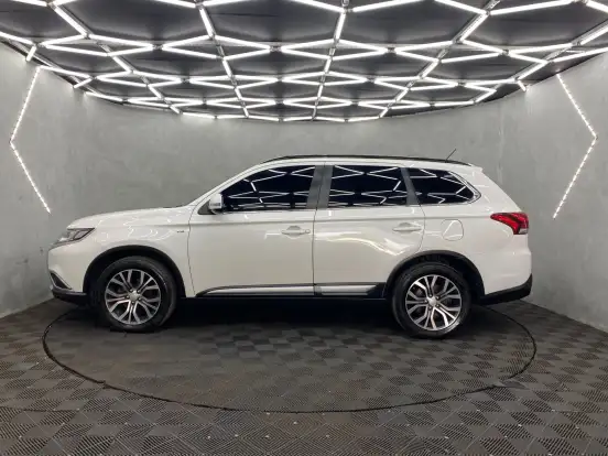 MITSUBISHI-OUTLANDER-2016
