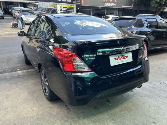 NISSAN-VERSA-2017