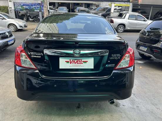 NISSAN-VERSA-2017