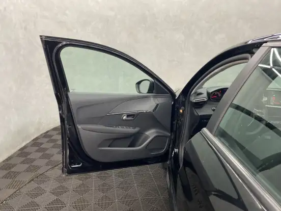 PEUGEOT-208-2021