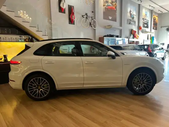 PORSCHE-CAYENNE-2020