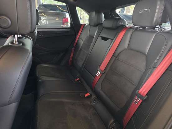PORSCHE-MACAN-2021
